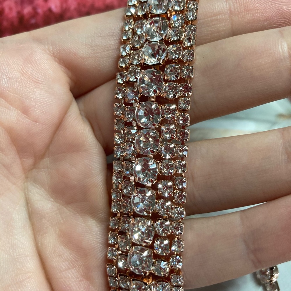 ⭐️ Beautiful Gold Tone Rhinestone Bracelet - Picture 3 of 3